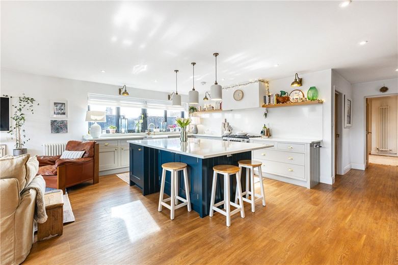 4 bedroom house, Blowhorn Street, Marlborough SN8 - Available