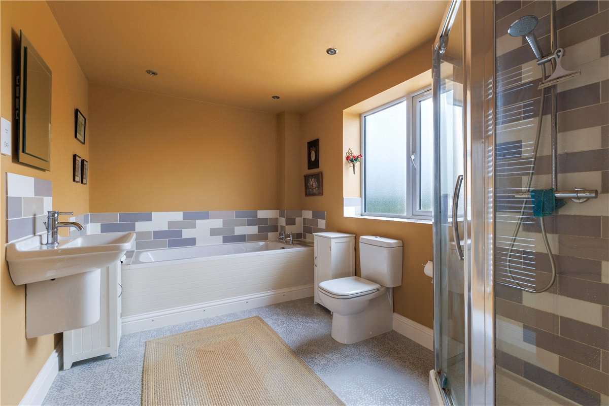 6 bedroom house, The Barton, Clyffe Pypard SN4 - Available