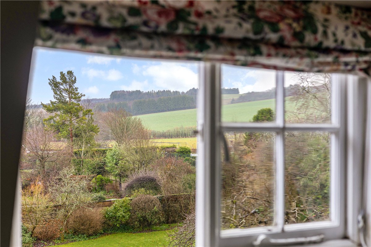 6 bedroom house, Farm Lane, Aldbourne SN8 - Available