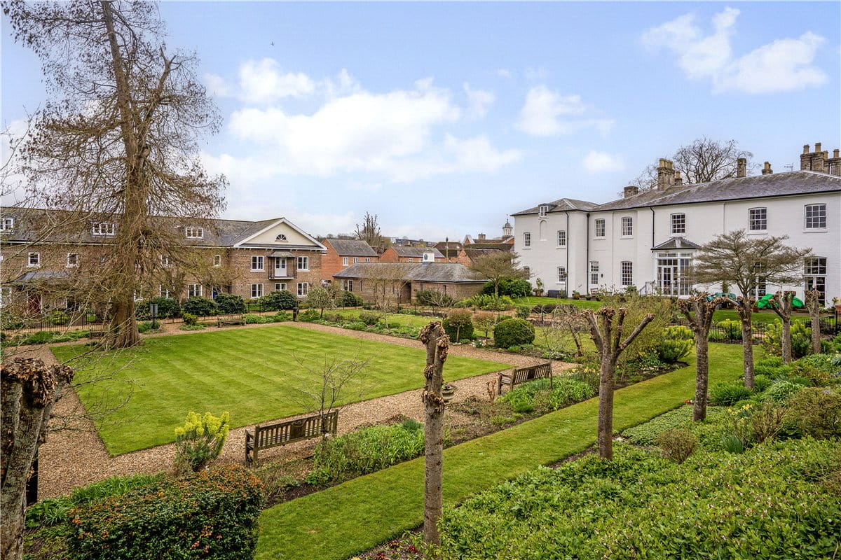 2 bedroom house, Wye House Gardens, Barn Street SN8 - Available