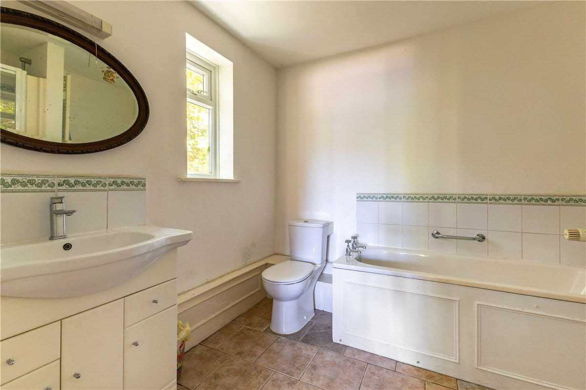 5 bedroom house, High Street, Manton SN8 - Available