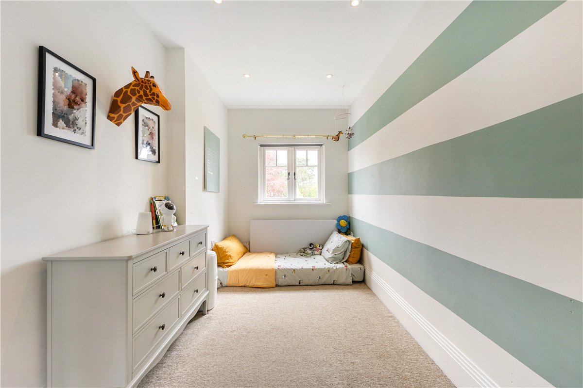 5 bedroom house, The Fairway, Devizes SN10 - Available