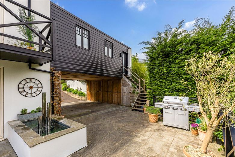 5 bedroom house, The Fairway, Devizes SN10 - Available