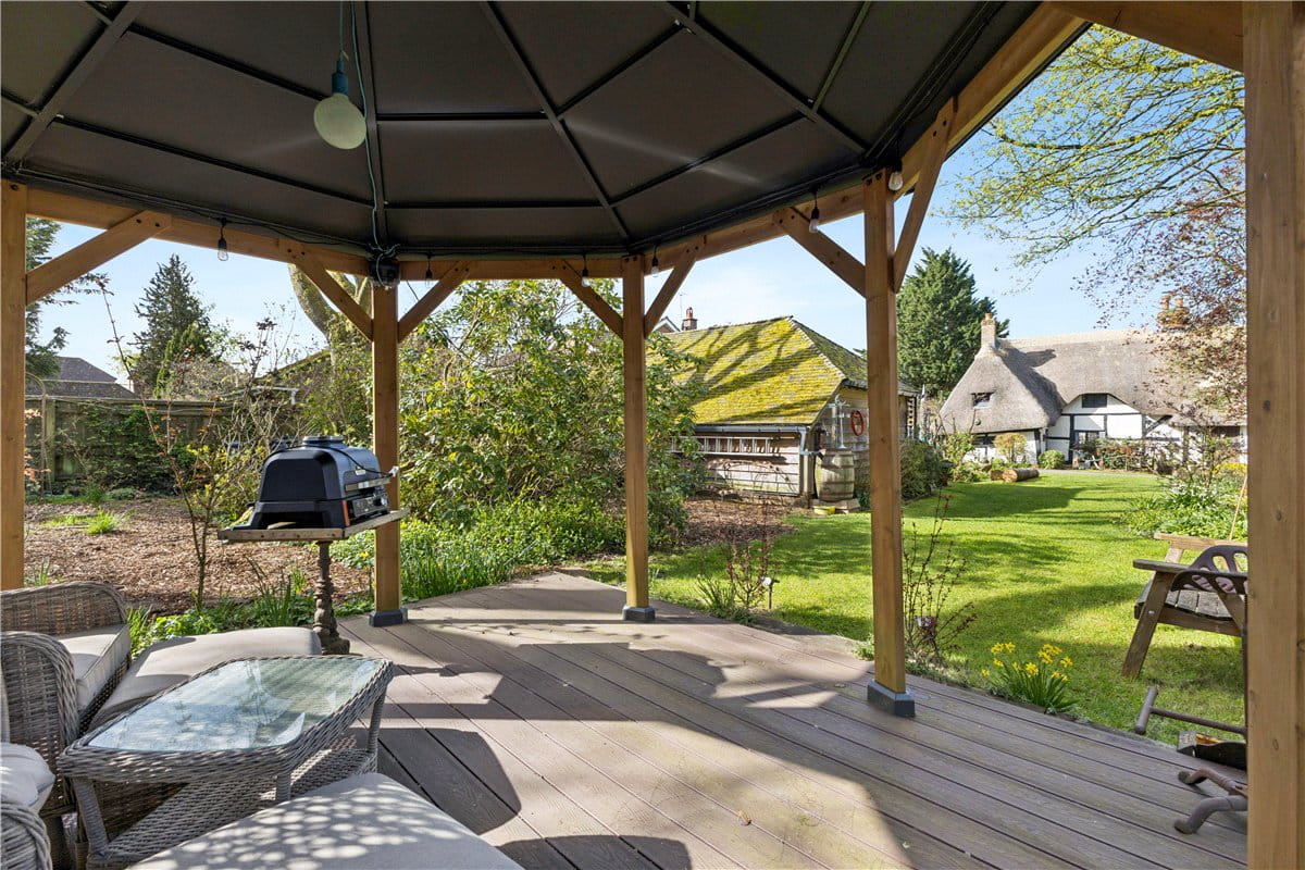 3 bedroom cottage, High Street, Burbage SN8 - Available