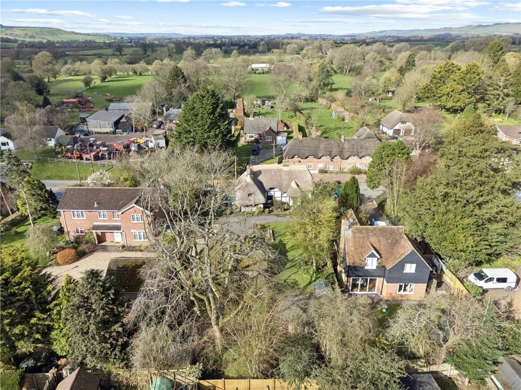 3 bedroom cottage, High Street, Burbage SN8 - Available