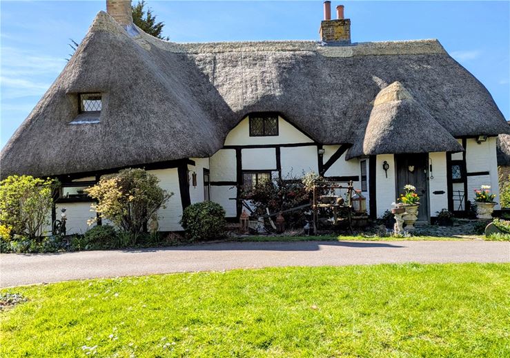 3 bedroom house, High Street, Burbage SN8 - Available