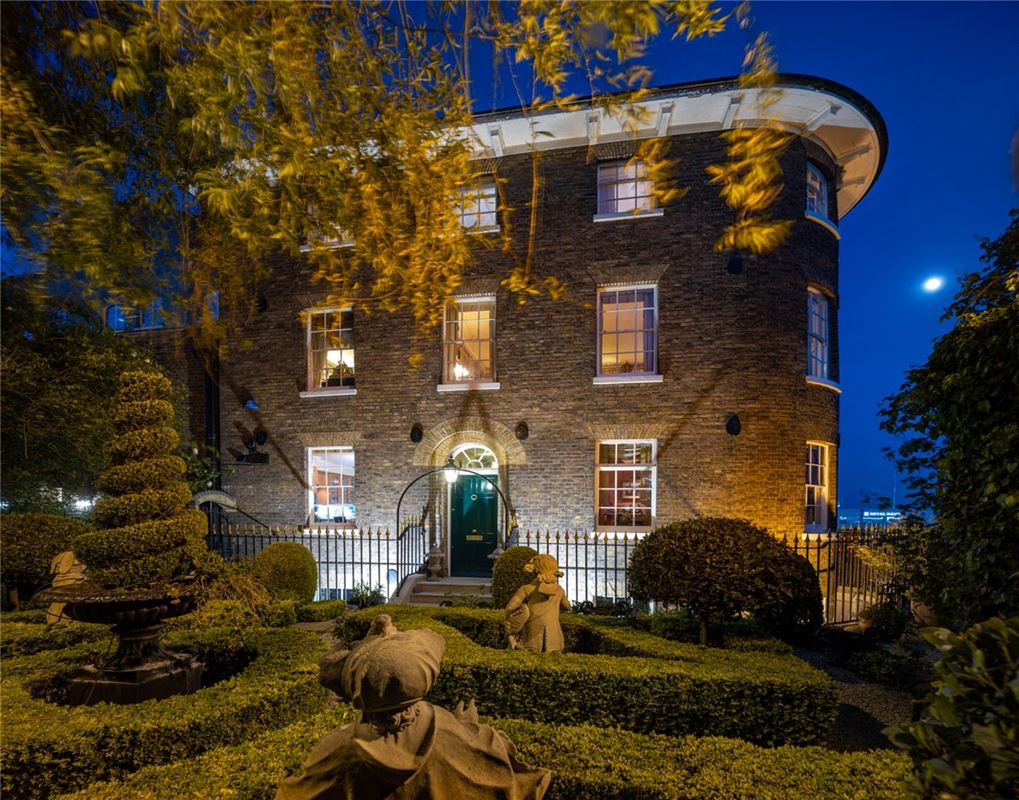 4 bedroom house, St Katharine By The Tower, London E1W - Available