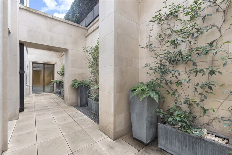 4 bedroom flat, Chelsea Manor Street, Chelsea SW3 - Available