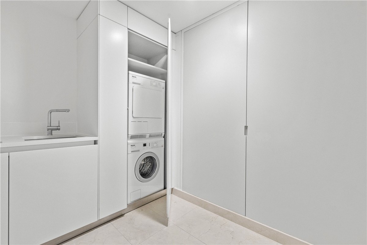 4 bedroom flat, Chelsea Manor Street, Chelsea SW3 - Available