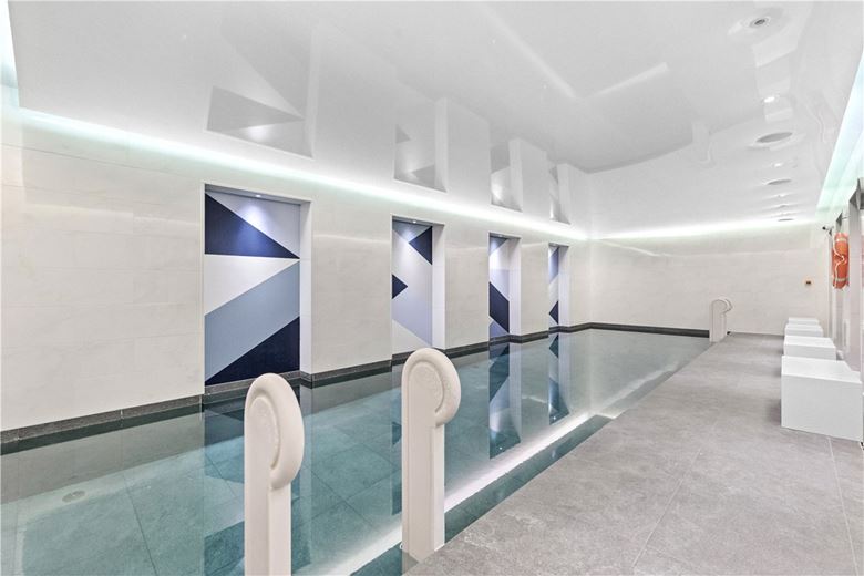 4 bedroom flat, Chelsea Manor Street, Chelsea SW3 - Available