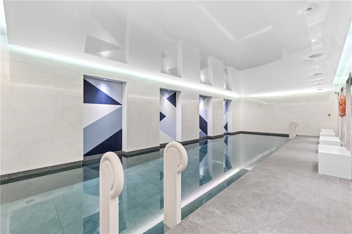 4 bedroom flat, Chelsea Manor Street, Chelsea SW3 - Available