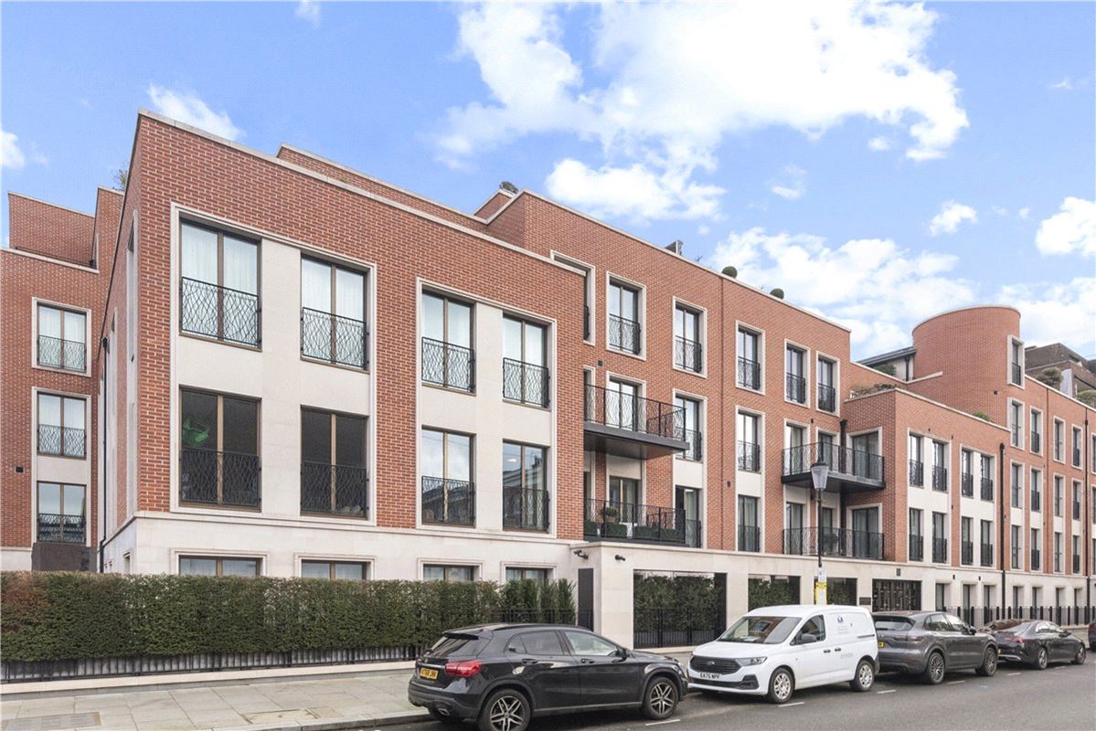 4 bedroom flat, Chelsea Manor Street, Chelsea SW3 - Available