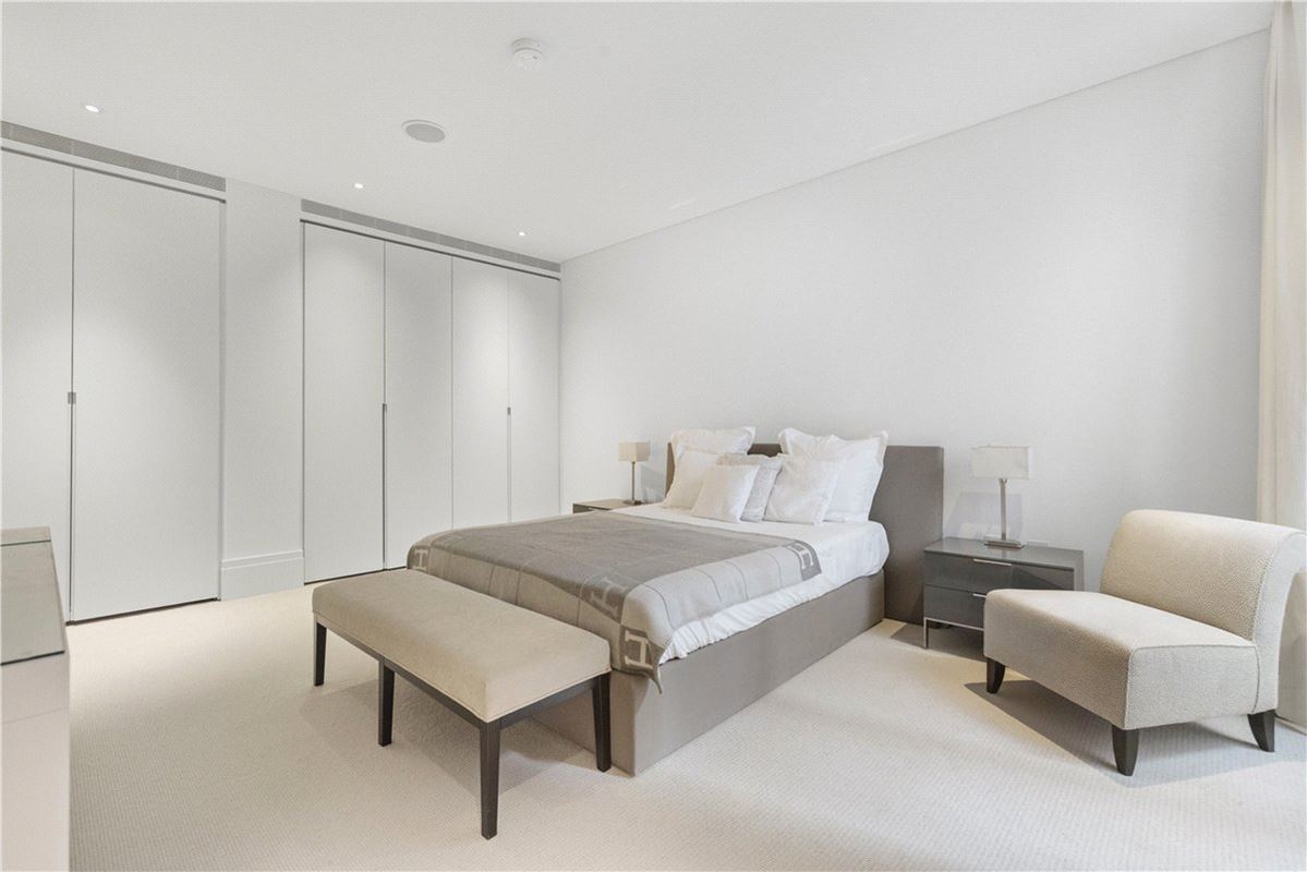 4 bedroom flat, Chelsea Manor Street, Chelsea SW3 - Available