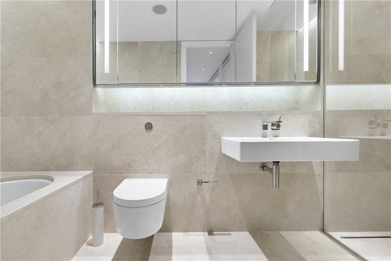 4 bedroom flat, Chelsea Manor Street, Chelsea SW3 - Available