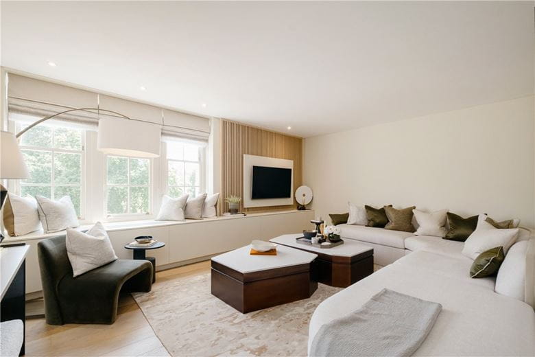 2 bedroom flat, Piccadilly, London W1J - Available