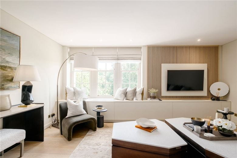 2 bedroom flat, Piccadilly, London W1J - Available