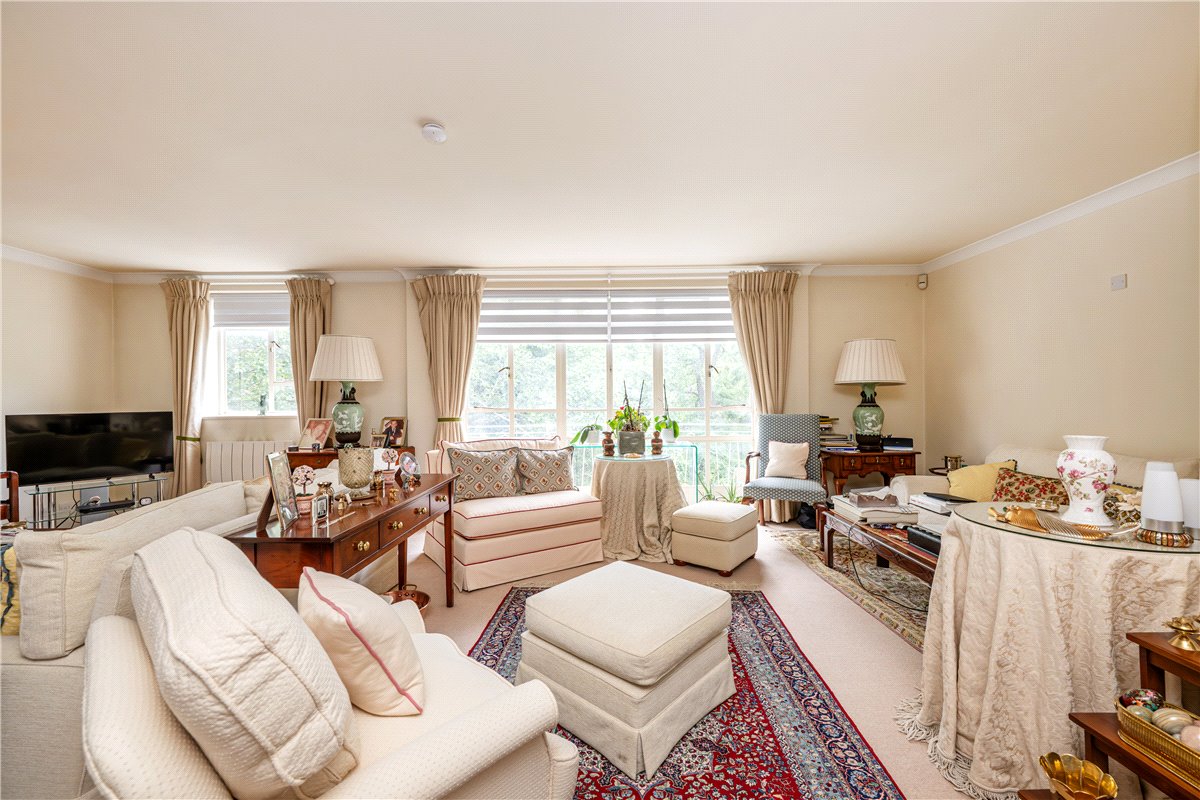 3 bedroom flat, Hans Place, Chelsea SW1X - Sold