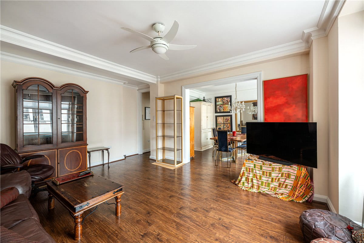 2 bedroom flat, Hallam Street, London W1W - Available