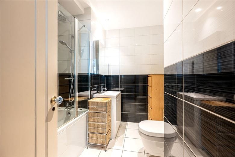 2 bedroom flat, Hallam Street, London W1W - Available