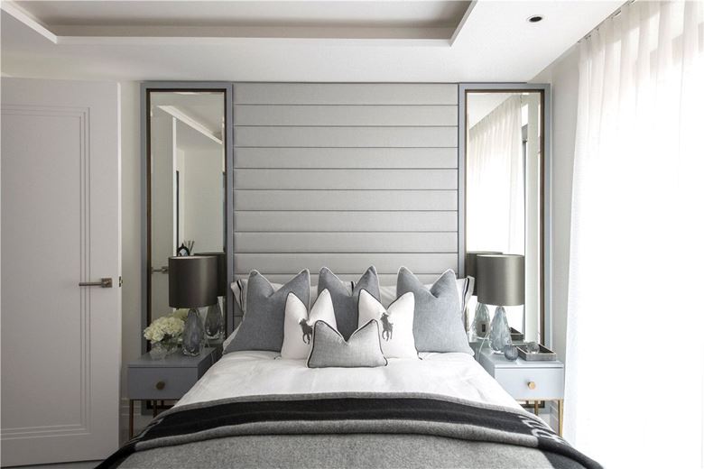 2 bedroom flat, Kensington Gardens Square, Bayswater W2 - Available