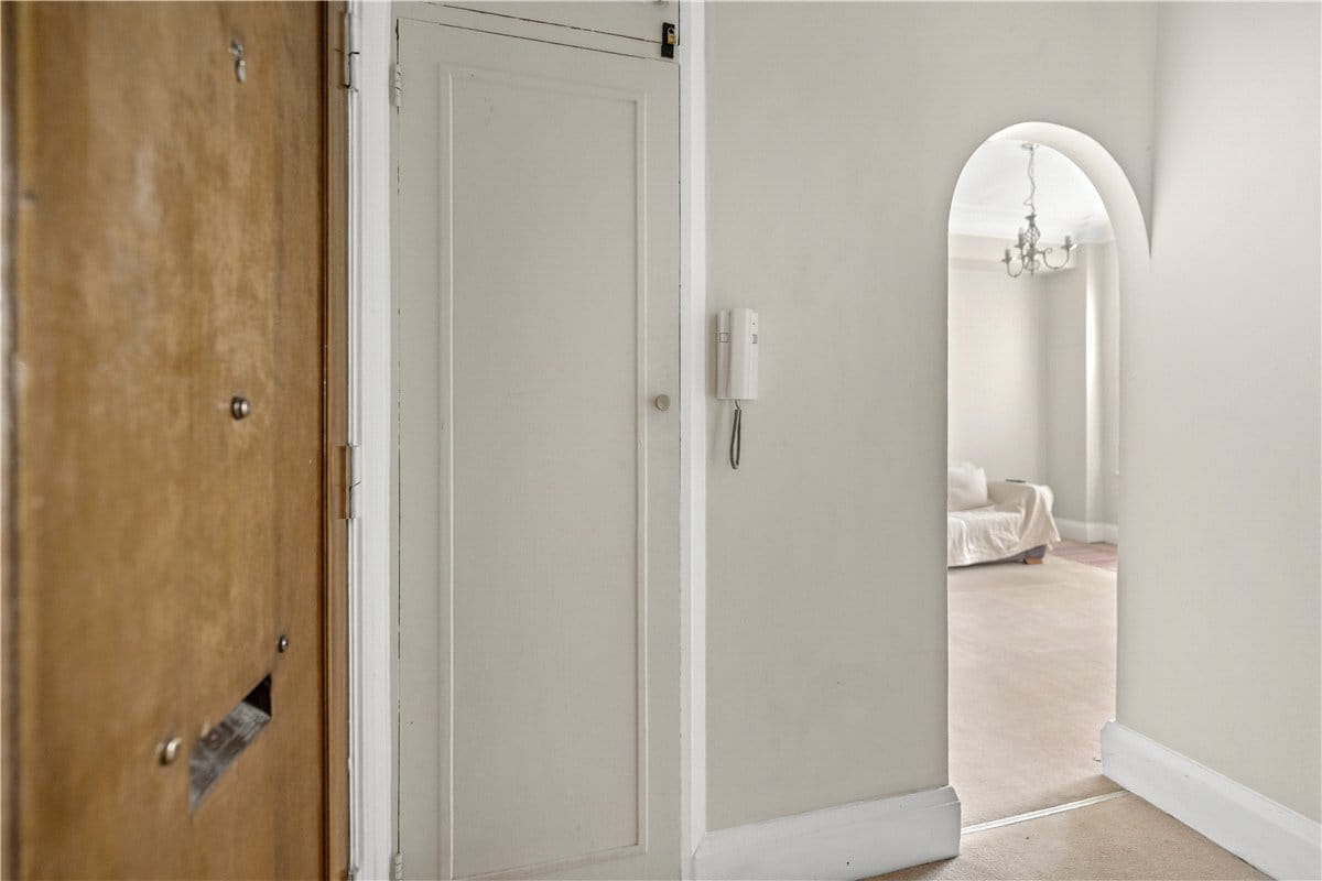 1 bedroom flat, Basildon Court, 28 Devonshire Street W1G - Available