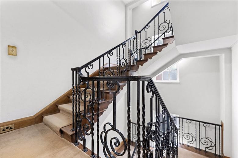 1 bedroom flat, Basildon Court, 28 Devonshire Street W1G - Available