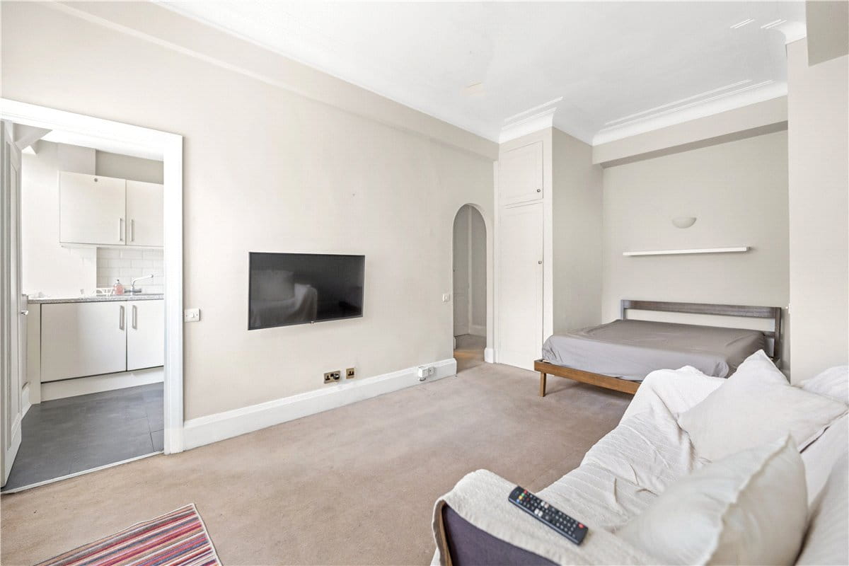 1 bedroom flat, Basildon Court, 28 Devonshire Street W1G - Available