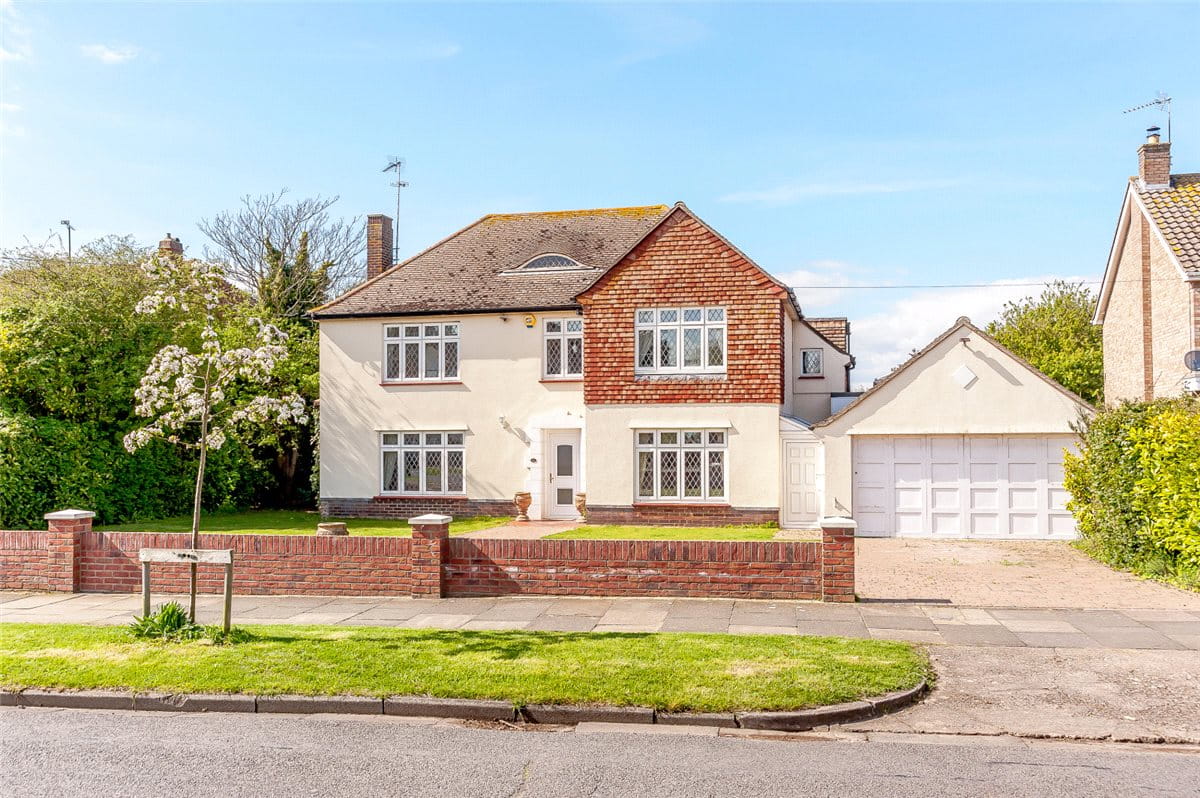 House for sale in FrintononSea, Ashlyns Road, CO13 Suffolk MEL180022