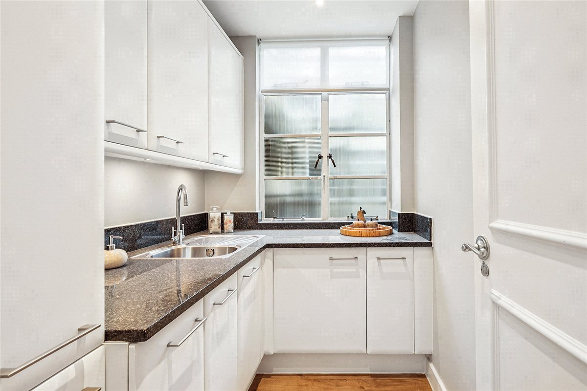 3 bedroom flat, Grosvenor Square, Mayfair W1K - Available