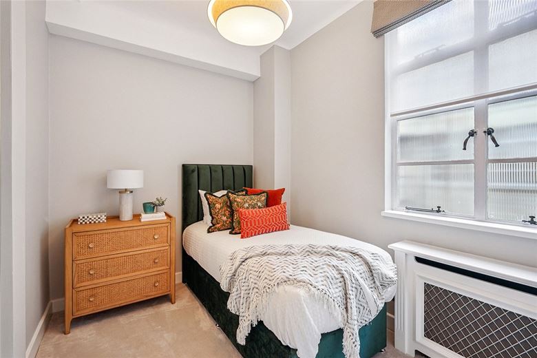 3 bedroom flat, Grosvenor Square, Mayfair W1K - Available