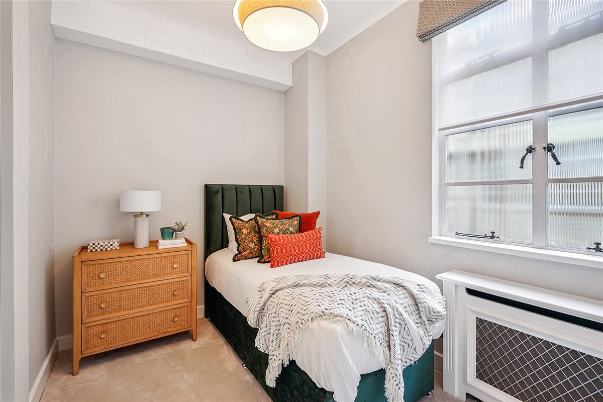 3 bedroom flat, Grosvenor Square, Mayfair W1K - Available