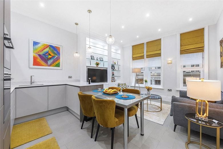 2 bedroom flat, Berkeley Street, Mayfair W1J - Available
