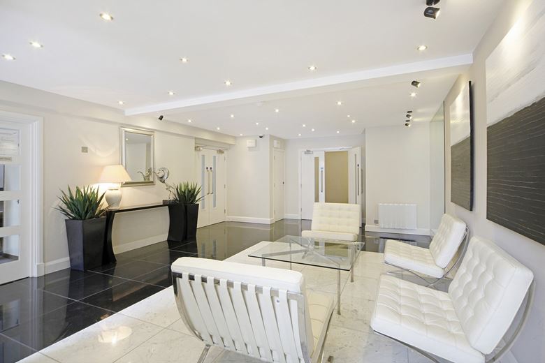  bedroom flat, Hill Street, Mayfair W1J - Available