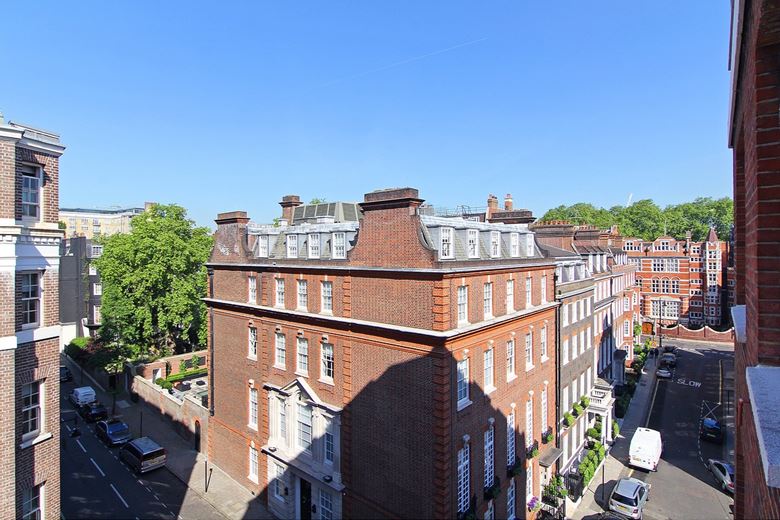  bedroom flat, Hill Street, Mayfair W1J - Available