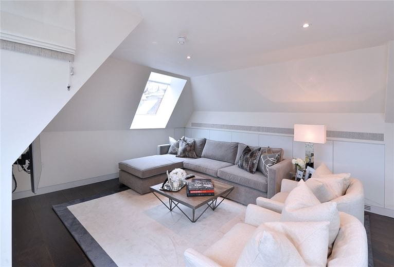 2 bedroom flat, Duke Street, Mayfair W1K - Available