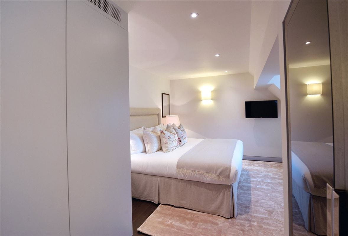2 bedroom flat, Duke Street, Mayfair W1K - Available