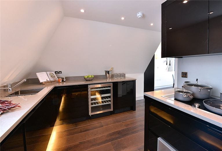 2 bedroom flat, Duke Street, Mayfair W1K - Available