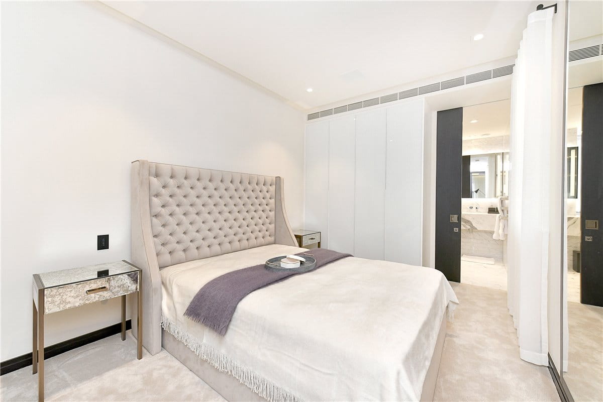 1 bedroom flat, Crown Square, 1 Tower Bridge SE1 - Available