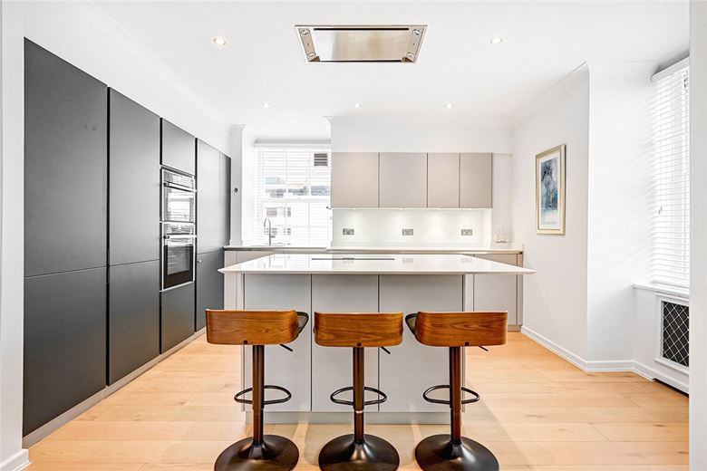 4 bedroom flat, Grosvenor Square, Mayfair W1K