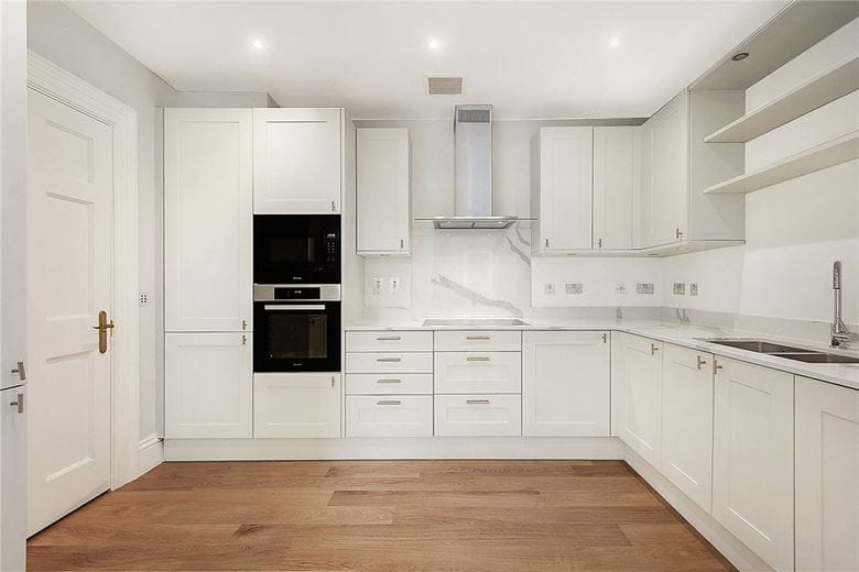 2 bedroom flat, Curzon Square, Mayfair W1J - Available