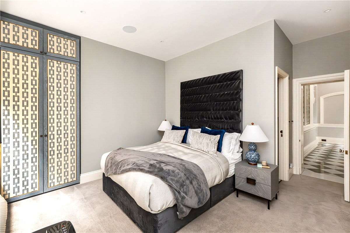 2 bedroom flat, Strand, Covent Garden WC2R - Available