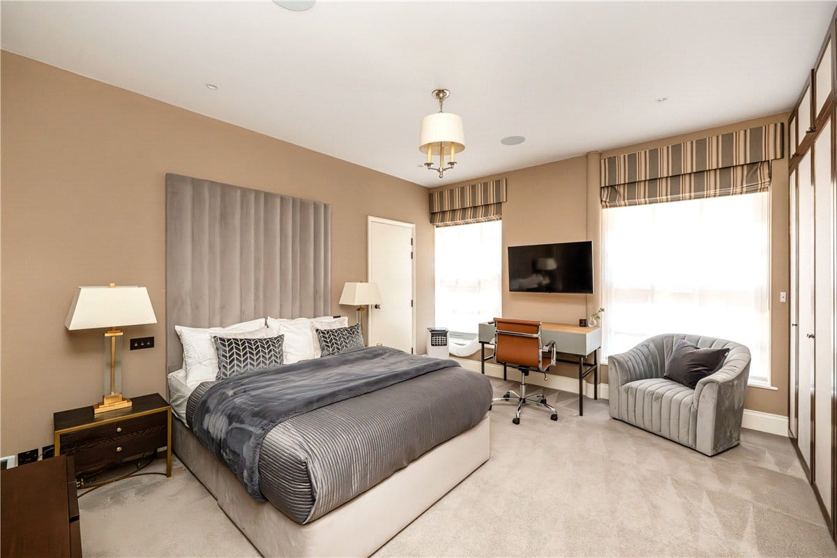 2 bedroom flat, Strand, Covent Garden WC2R - Available