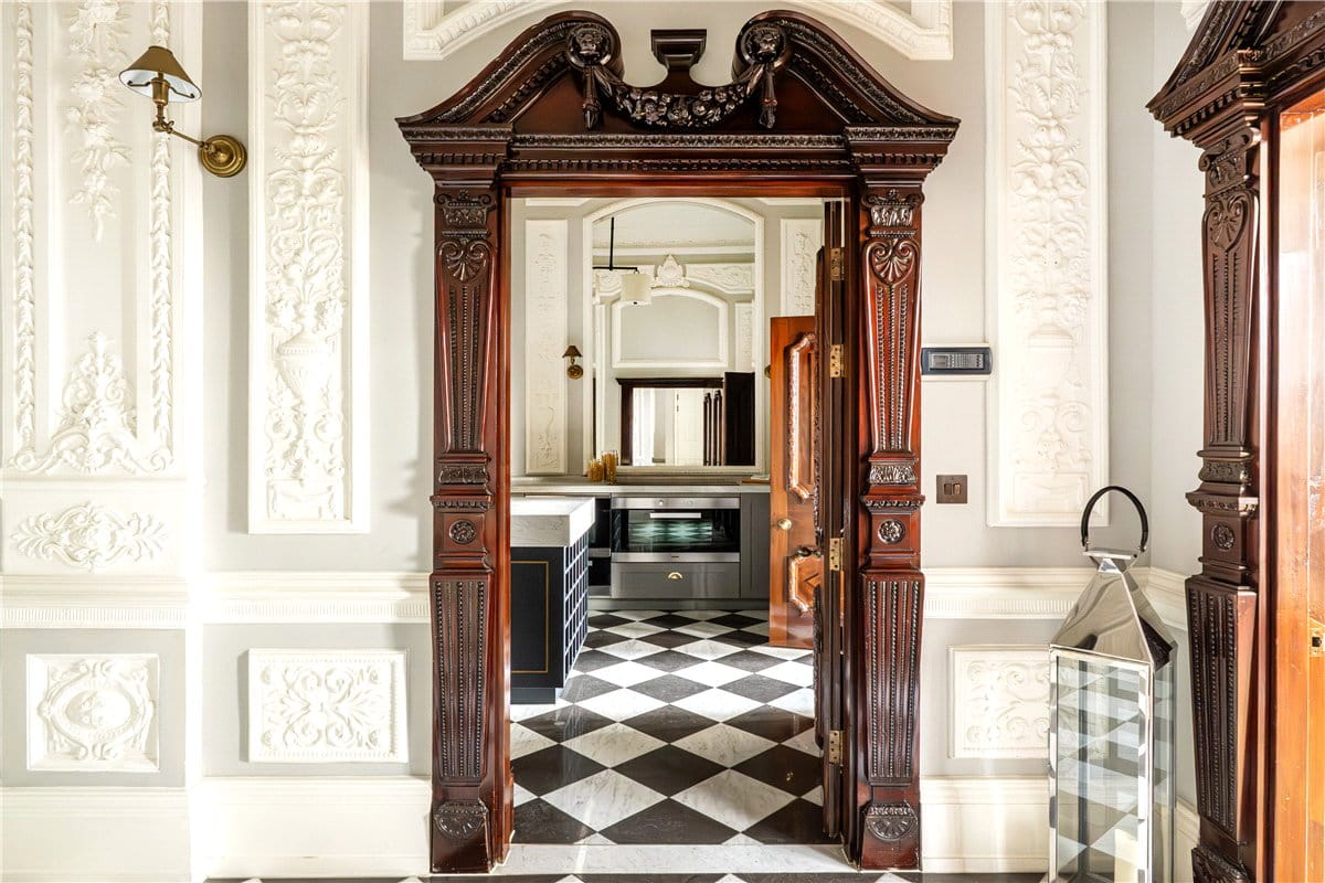 2 bedroom flat, Strand, Covent Garden WC2R - Available