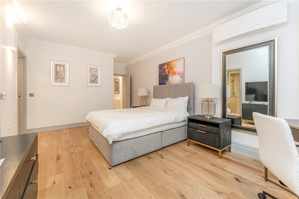 2 bedroom flat, Park Street, Mayfair W1K - Available