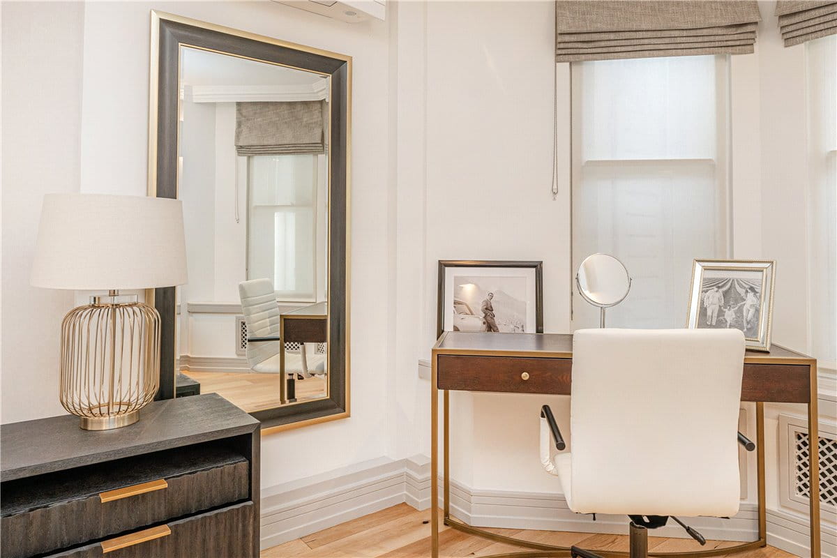 2 bedroom flat, Park Street, Mayfair W1K - Available