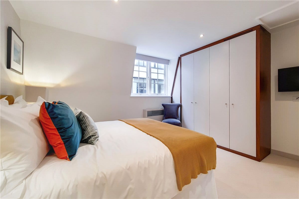 2 bedroom flat, Hertford Street, Mayfair W1J - Available