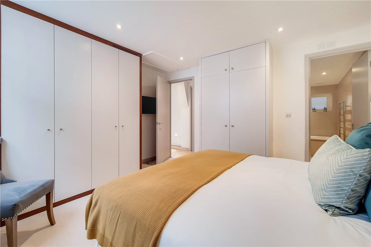 2 bedroom flat, Hertford Street, Mayfair W1J - Available