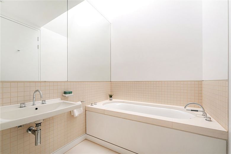 2 bedroom flat, Market Place, Soho W1W - Available