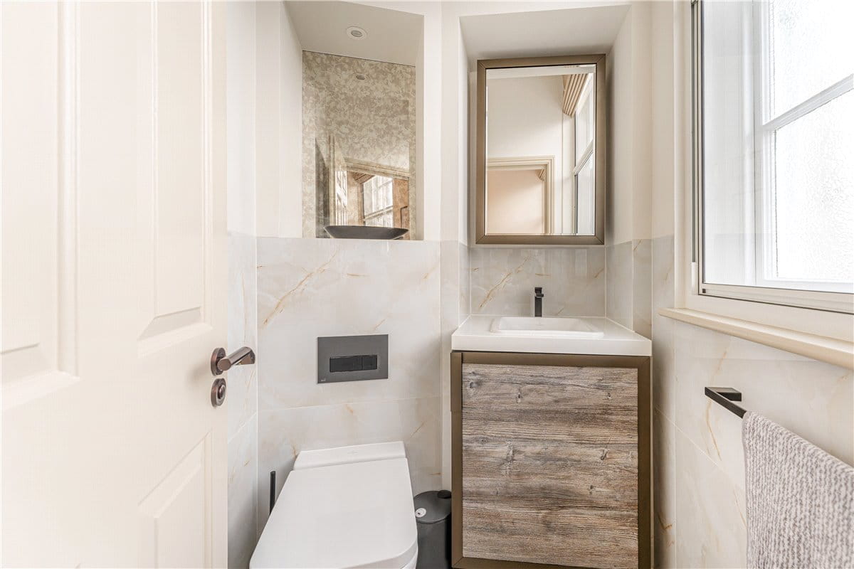 2 bedroom flat, Grosvenor Gardens, Belgravia SW1W - Available