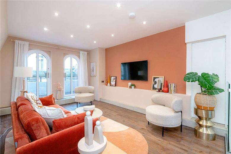 2 bedroom flat, Curzon Street, Mayfair W1J - Available